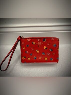 COACH NWOT Corner Zip Red Zip Wristlet-Mini Vintage Rose Print